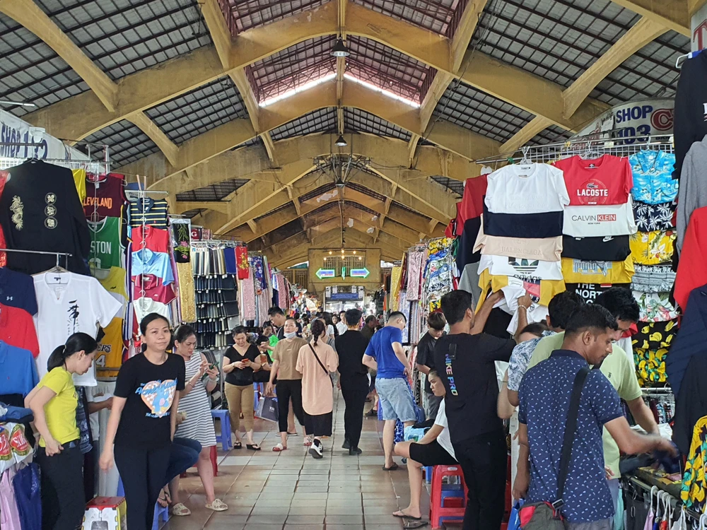 Quần áo thời trang là mặt hàng được bán nhiều cho khách Ấn Độ