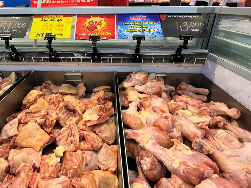 Đùi gà tỏi đông lạnh Mỹ giá 49.000 đồng/kg. ẢNH: TÚ UYÊN