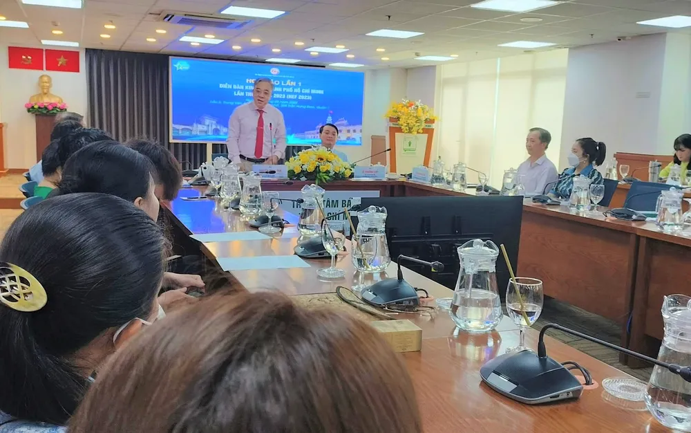 Ông Nguyễn Ngọc Hòa, Chủ tịch Hiệp hội doanh nghiệp TP.HCM trao đổi thông tin tại họp báo. ẢNH: TÚ UYÊN