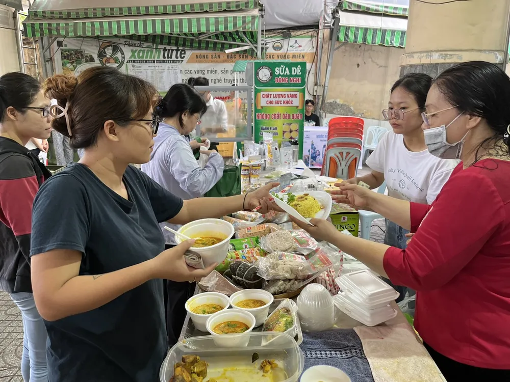 Người dân thưởng thức món cà ri nị của người Chăm và cơm gà tại chỗ với giá 50.000 đồng/phần Người dân thưởng thức món cà ri nị của người Chăm và cơm gà tại chỗ với giá 50.000 đồng/phần