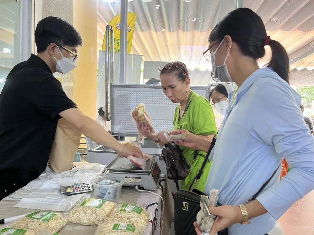 Gà Gò Công được nuôi khép kín ăn cỏ voi ngọt giá 165.000 đồng/kg được tặng một gói giá Gà Gò Công được nuôi khép kín ăn cỏ voi ngọt giá 165.000 đồng/kg được tặng một gói giá