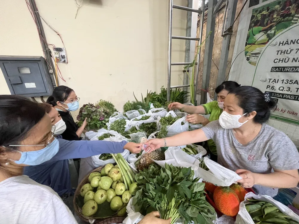 Các loại rau, rau gia vị ở một sạp hàng quen thuộc của nhiều người đi phiên chợ xanh Các loại rau, rau gia vị ở một sạp hàng quen thuộc của nhiều người đi phiên chợ xanh