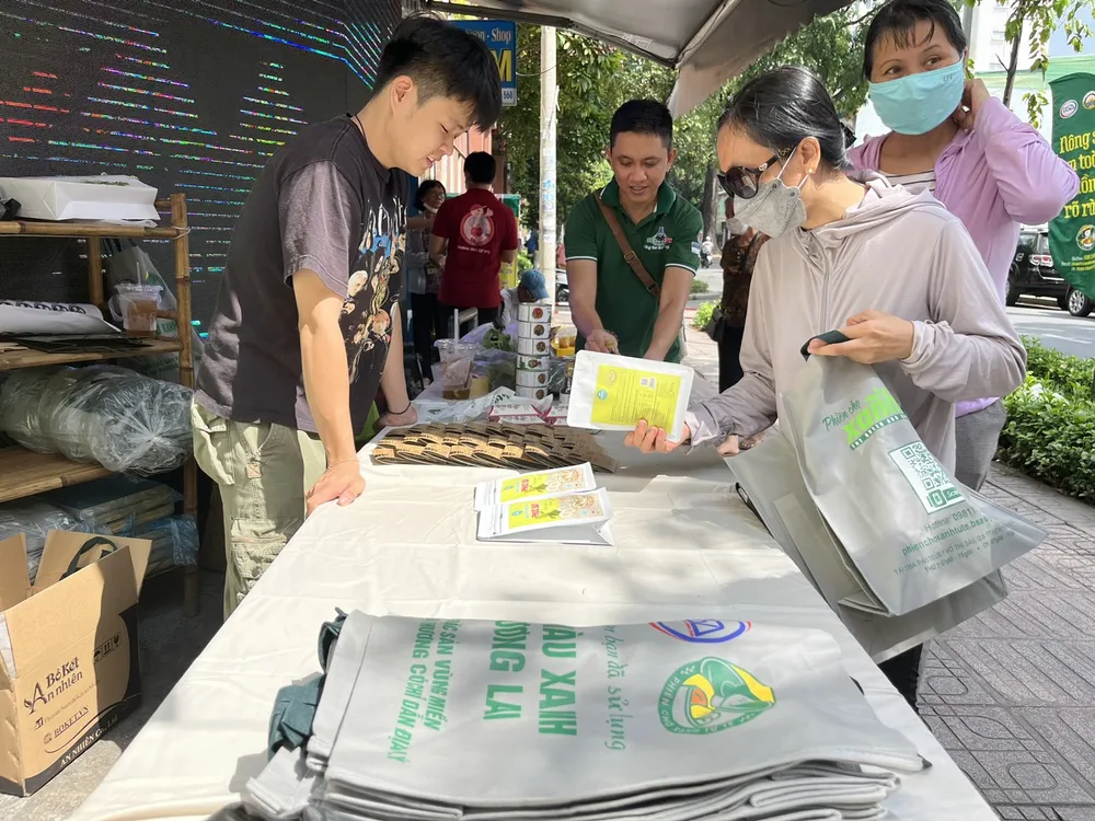 Vì môi trường xanh ban tổ chức khuyến khích người dân mang túi đi chợ, mang pin đã sử dụng đến đổi quà. Vì môi trường xanh ban tổ chức khuyến khích người dân mang túi đi chợ, mang pin đã sử dụng đến đổi quà.