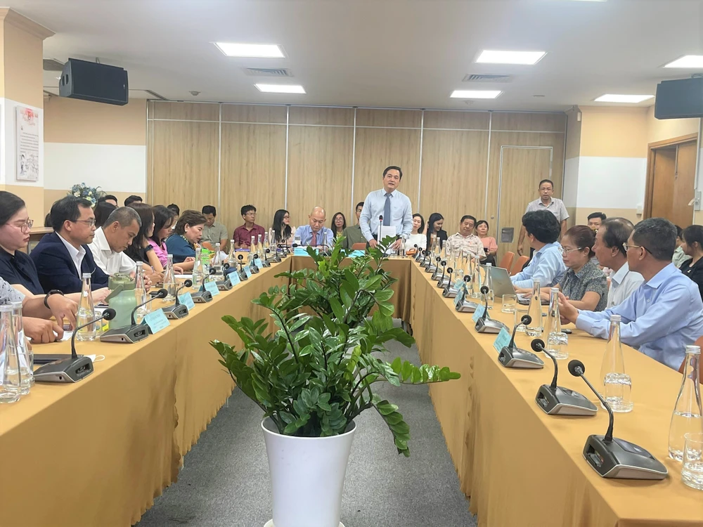 Ông Bùi Tá Hoàng Vũ, Giám đốc Sở Công thương TP.HCM (đứng) chia sẻ thông tin. ẢNH: TÚ UYÊN