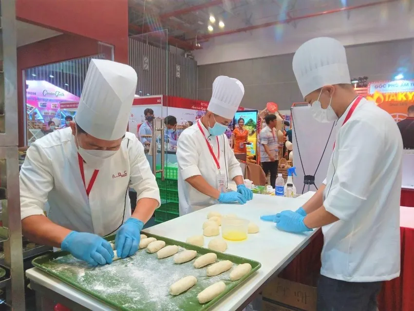 Doanh nghiệp giới thiệu quy trình làm bánh mì tại HCMC FOODEX 2022. ẢNH: TÚ UYÊN