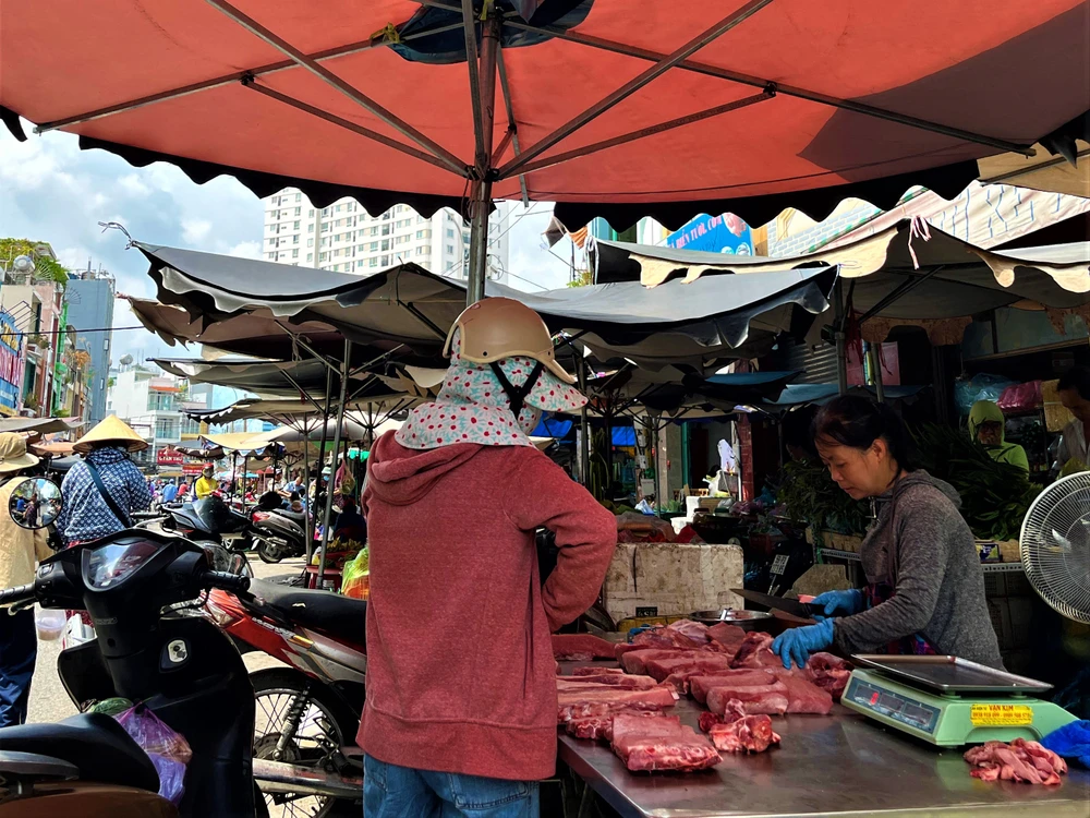 Heo từ chợ đầu mối tăng hơn 10.000 đồng/kg nên tại chợ lẻ giá heo tăng theo. Ảnh: TÚ UYÊN