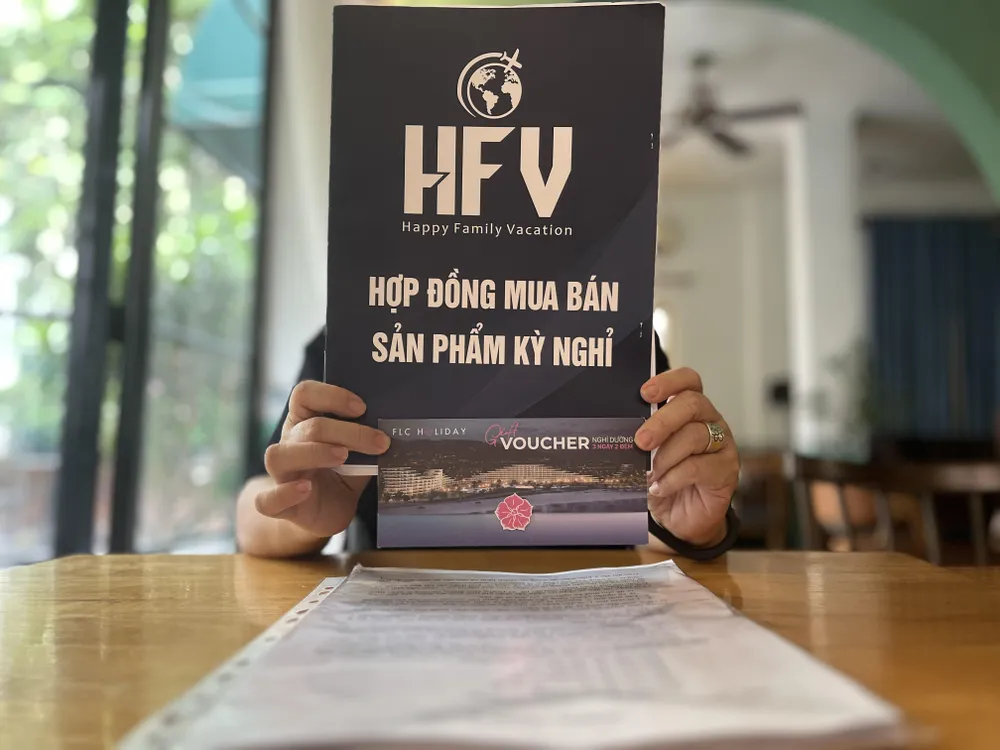 Khách hàng lo mất cả trăm triệu đồng khi mua kì nghỉ du lịch vì không liên lạc được giám đốc công ty. ẢNH: TÚ UYÊN Khách hàng lo mất cả trăm triệu đồng khi mua kì nghỉ du lịch vì không liên lạc được giám đốc công ty. ẢNH: TÚ UYÊN