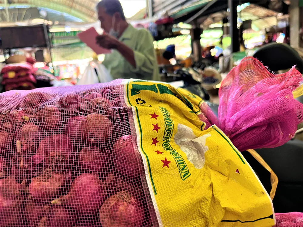 Hành tím đựng bao bì ghi rõ "Product of China". Ảnh: TÚ UYÊN Hành tím đựng bao bì ghi rõ "Product of China". Ảnh: TÚ UYÊN