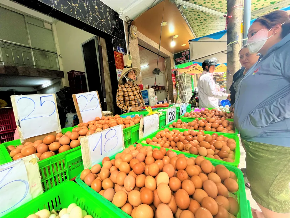 Trứng gà, vịt đang bày bán ở một số điểm bán có giá rẻ. ẢNH TÚ UYÊN Trứng gà, vịt đang bày bán ở một số điểm bán có giá rẻ. ẢNH TÚ UYÊN