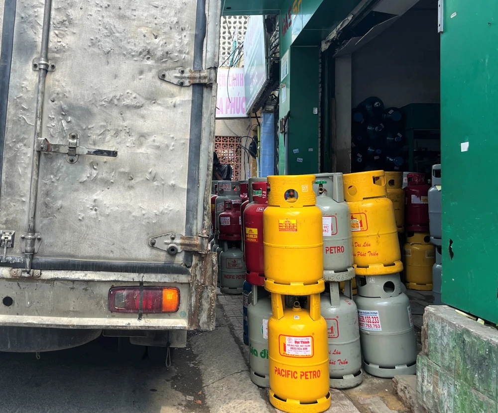 Gas tháng 6 điều chỉnh giảm giá 35.000 đồng/bình 12kg. ẢNH: TÚ UYÊN