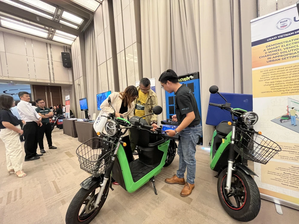 Xe máy điện thông minh dành cho khách hàng giao nhận, quá trình đổi pin chỉ mất 2 phút tại trạm sạc.