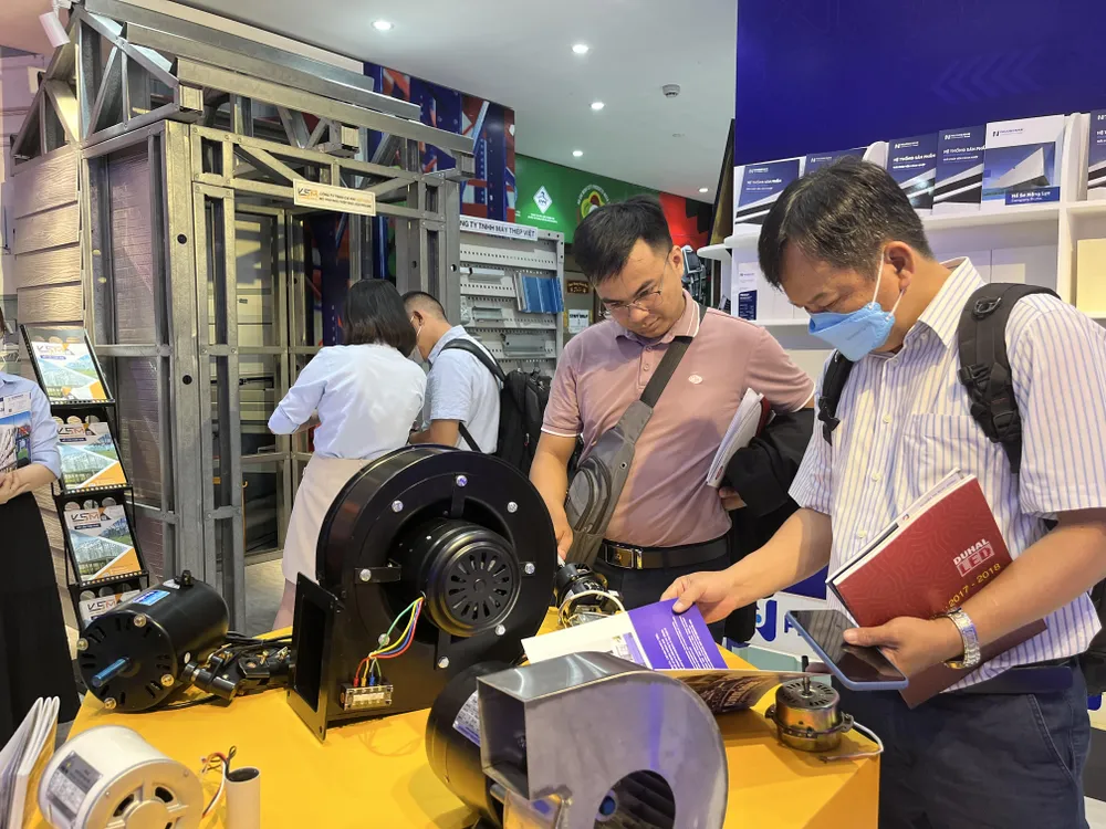 Khách hàng tham quan triển lãm sản phẩm ngành cơ khí, thiết bị điện và công nghệ số năm 2023 đang diễn ra từ ngày 1 đến 7-6. Ảnh : TÚ UYÊN