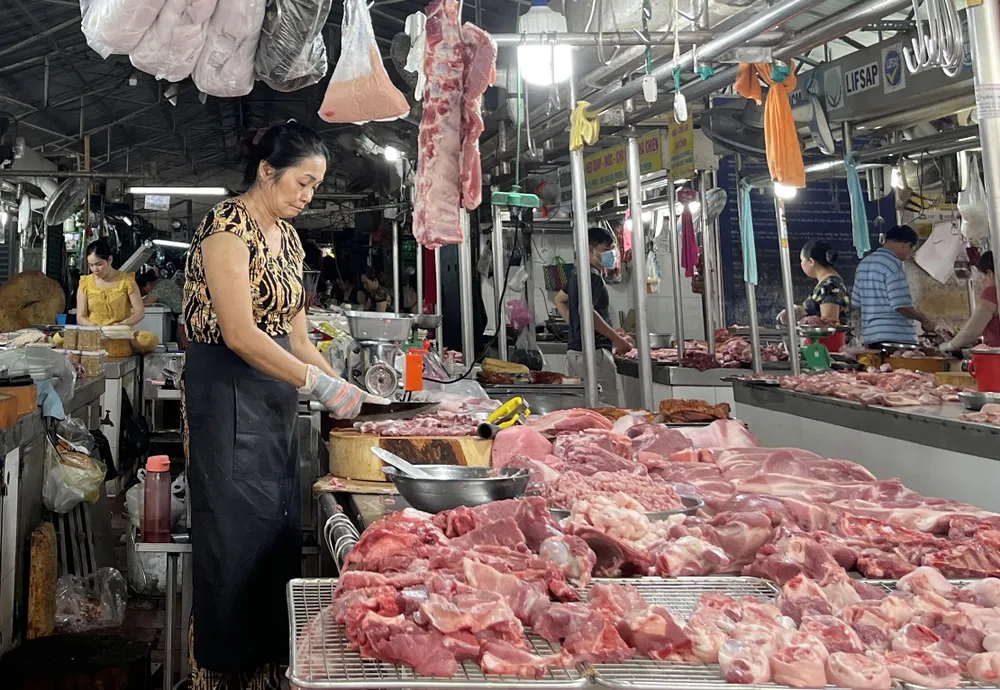 Trang trại nào không trả lãi vay ngân hàng, mua được nguồn nguyên liệu giảm giá thời điểm này có lời. ẢNH: TÚ UYÊN