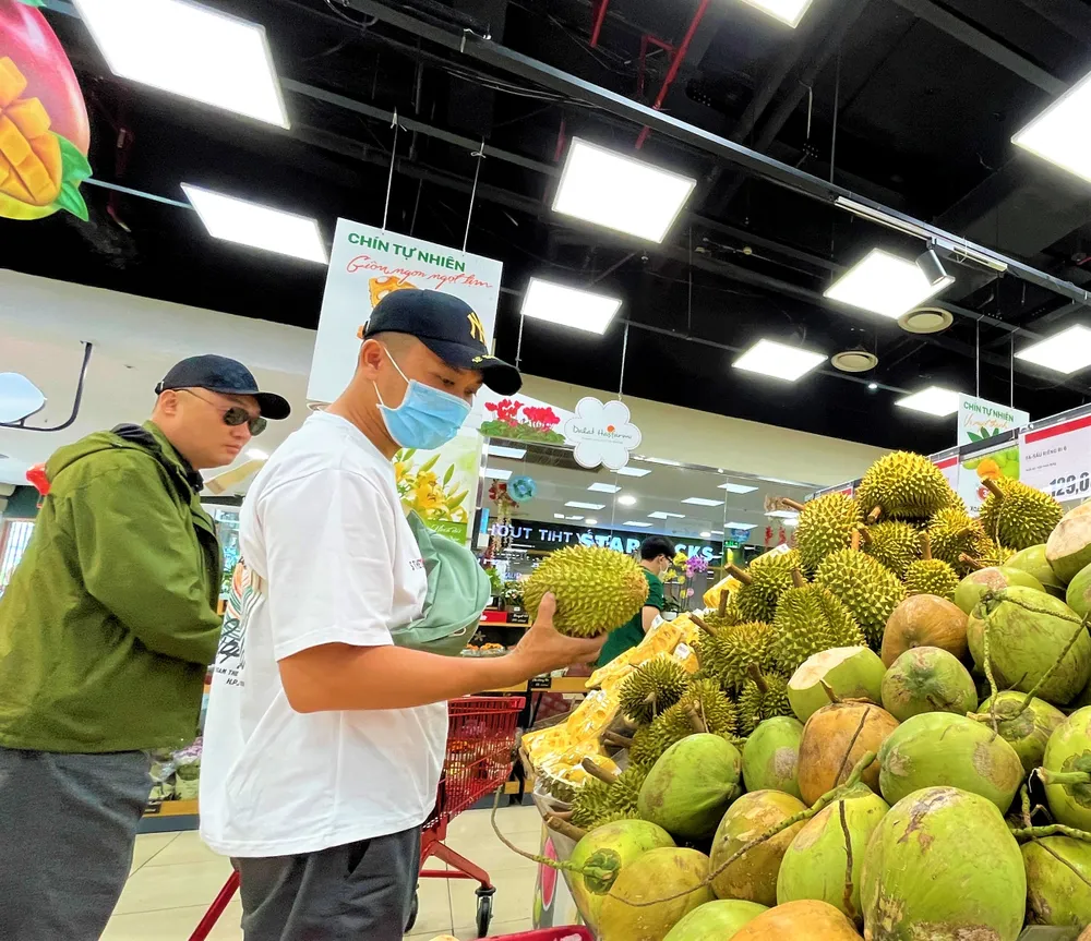 Khách hàng quan tâm đến sầu riêng bày bán ở siêu thị. ẢNH: TÚ UYÊN Khách hàng quan tâm đến sầu riêng bày bán ở siêu thị. ẢNH: TÚ UYÊN