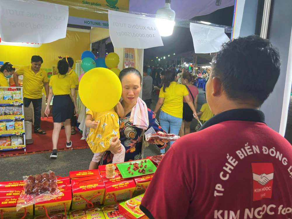 Lạp xưởng tươi của doanh doanh nghiệp đến từ Long An quảng bá tại hội chợ