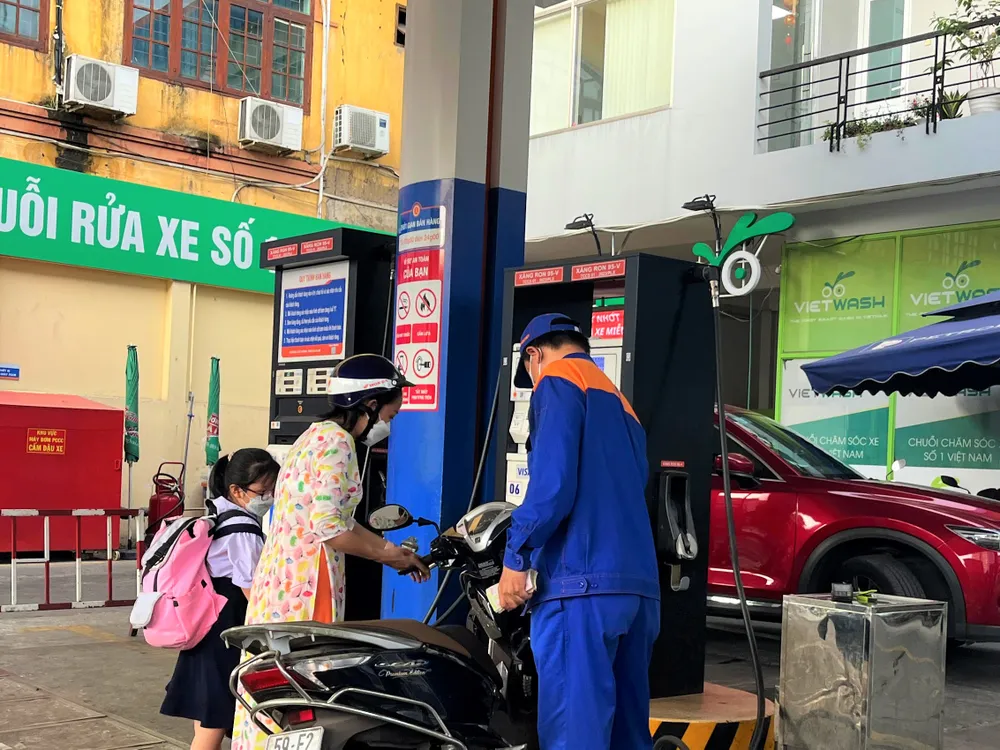 Các doanh nghiệp đã nổ lực cung ứng kịp thời xăng dầu cho hệ thống của mình. ẢNH: TÚ UYÊN