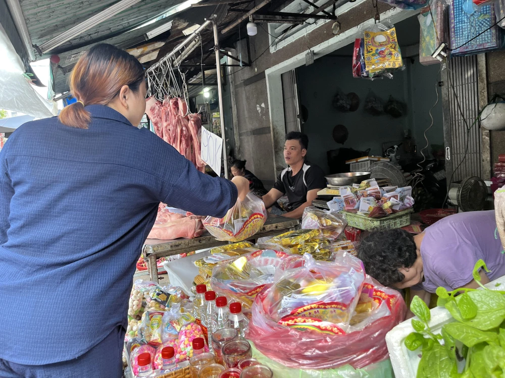 Người dân mua áo giấy đồ cúng Tết Đoan Ngọ