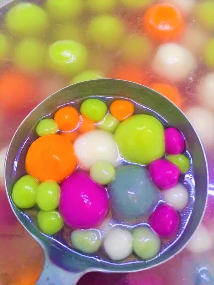 Chè trôi nước ngũ sắc 80.000 đồng/phần với màu sắc từ các loại nguyên liệu thiên nhiên