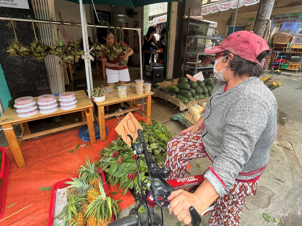 Lá xông là một mặt hàng không thể thiếu trong ngày cúng Tết Đoan Ngọ