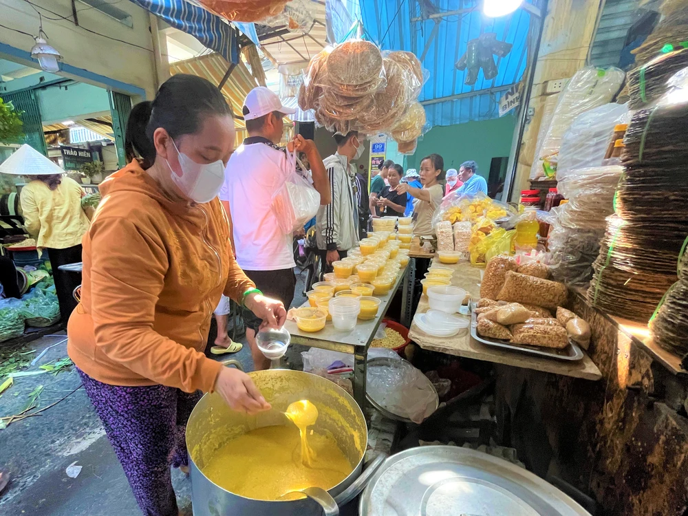 Nồi chè kê nghi ngút khói được người bán nhanh tay múc ra chén phục vụ nhu cầu mua cúng trong dịp Tết Đoan Ngọ.