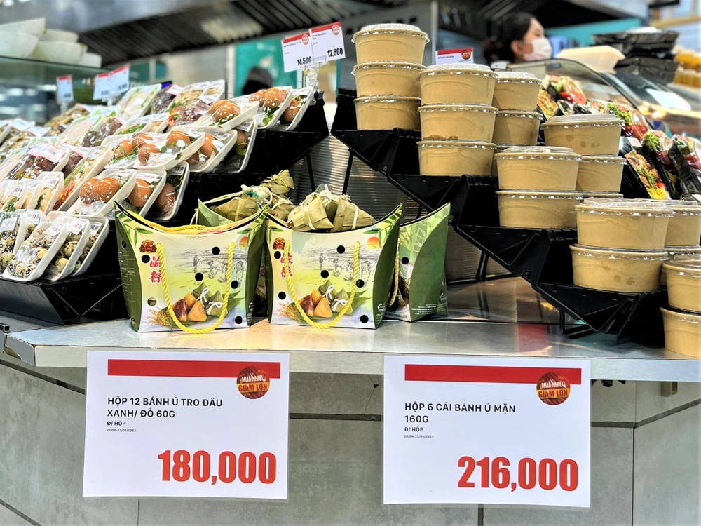 Tại siêu thị, bánh ú tro được đóng gói bao bì tiện lợi