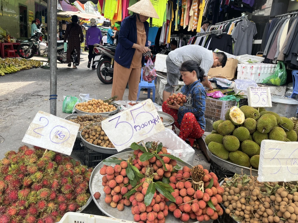Tại một số chợ, giá trái cây như vải thiều không biến động so với ngày thường