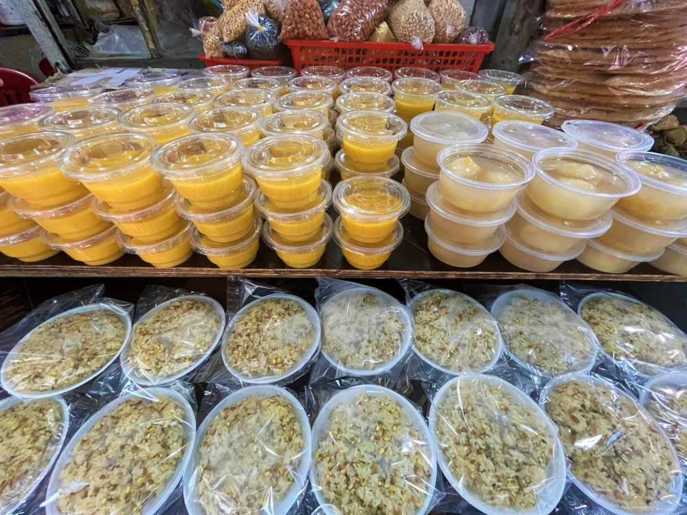 Chè, xôi các loại bày bán phục vụ khách đi chợ