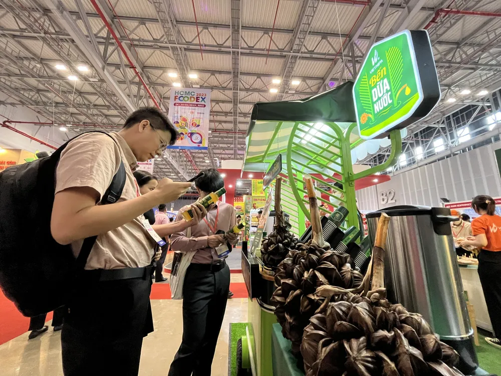 Đường dừa nước và mật dừa được khách tham quan triển lãm quan tâm