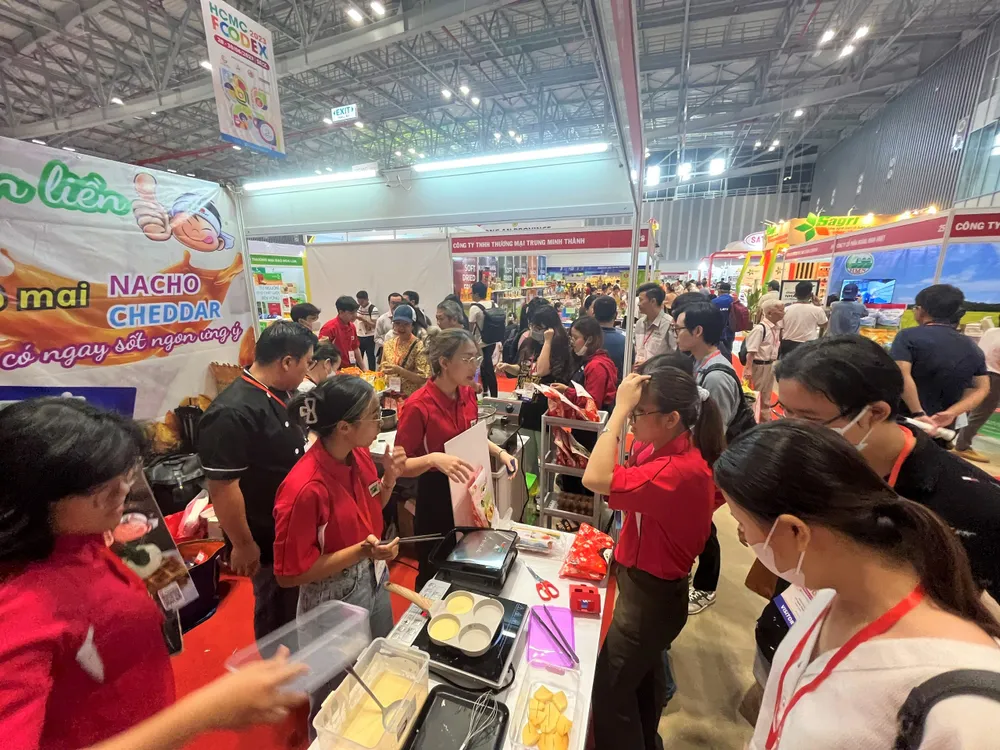 Các nguyên liệu chế biến tại chỗ khách tham quan dùng thử ngay tại gian hàng