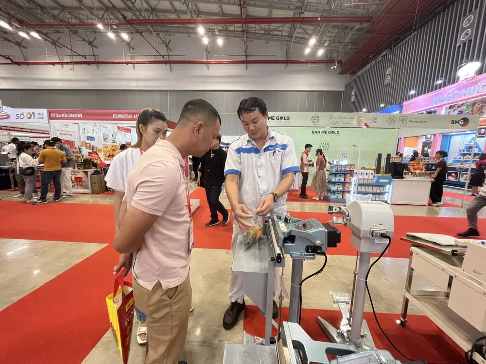 Khách tham quan máy móc thiết bị đóng gói tại triển lãm