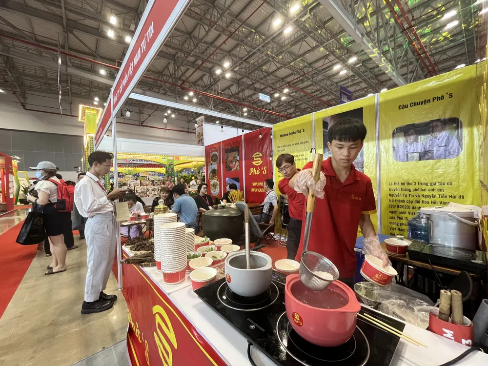 Phở nhân sâm giá 50.000 đồng/tô được khách tham dừng chân thưởng thức