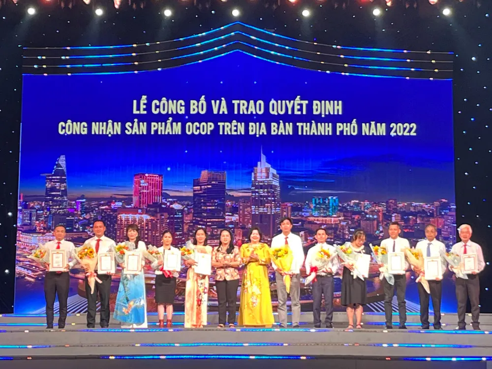 TP.HCM trao quyết định công nhận 11 chủ thể với 39 sản phẩm OCOP từ ba sao trở lên. Ảnh: TÚ UYÊN TP.HCM trao quyết định công nhận 11 chủ thể với 39 sản phẩm OCOP từ ba sao trở lên. Ảnh: TÚ UYÊN