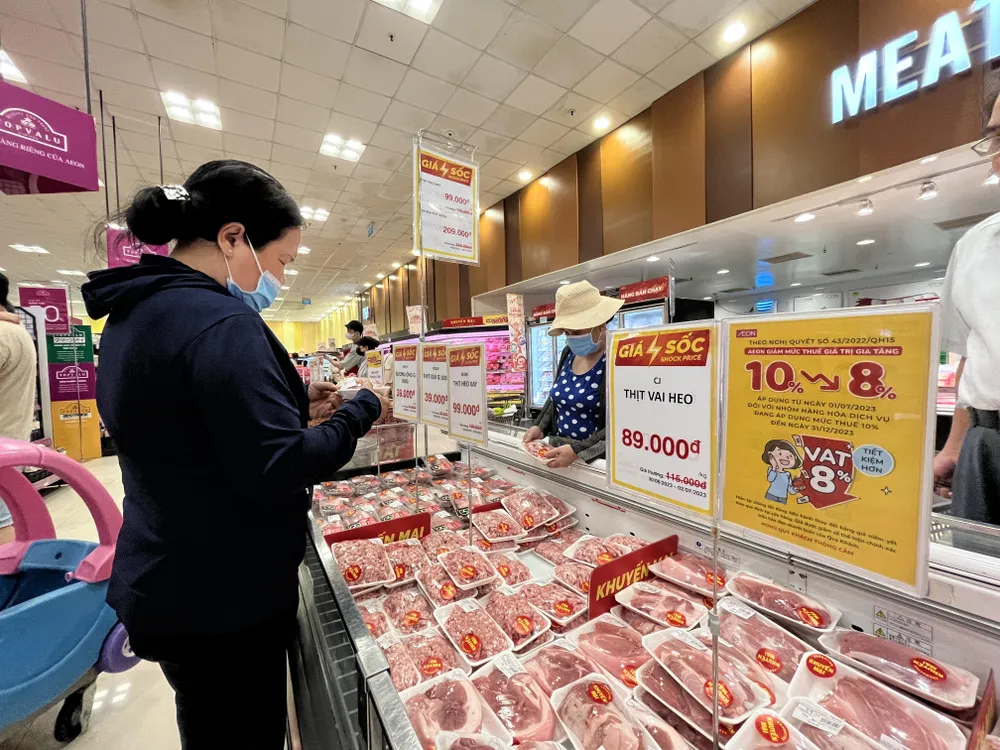 Siêu thị thông báo về việc áp dụng giảm thuế VAT theo quy định. Ảnh: TÚ UYÊN Siêu thị thông báo về việc áp dụng giảm thuế VAT theo quy định. Ảnh: TÚ UYÊN