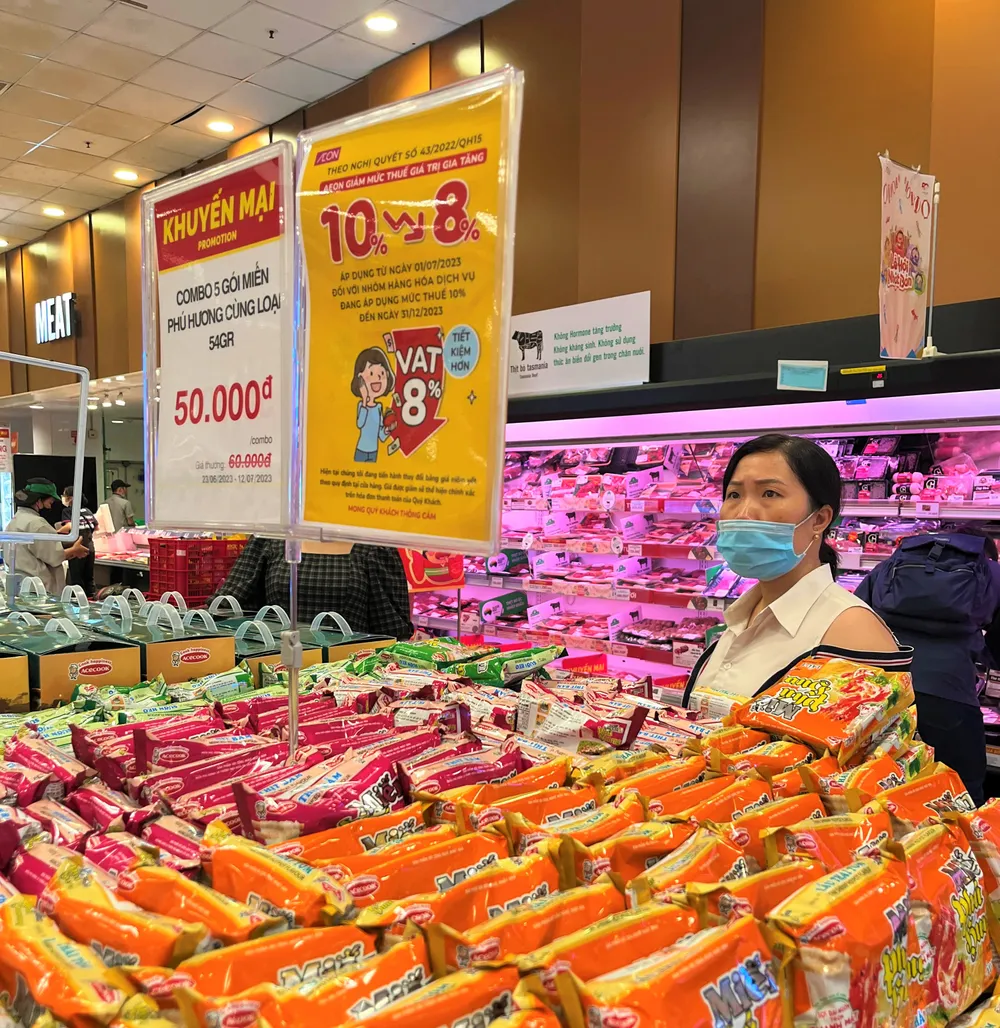 Người tiêu dùng quan tâm đến thông báo giảm thuế của siêu thị. Ảnh: TÚ UYÊN Người tiêu dùng quan tâm đến thông báo giảm thuế của siêu thị. Ảnh: TÚ UYÊN