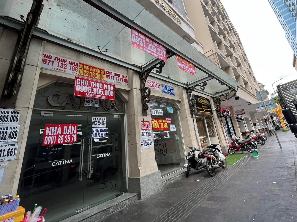 Nhiều mặt bằng khu vực trung tâm thành phố tìm người thuê. Ảnh: TÚ UYÊN Nhiều mặt bằng khu vực trung tâm thành phố tìm người thuê. Ảnh: TÚ UYÊN