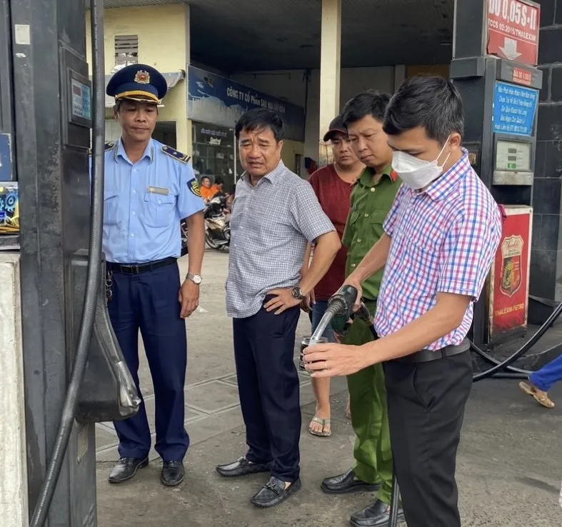 Lực lượng chức năng tỉnh Bình Dương kiểm tra vụ 15.000 lít xăng không đảm bảo chất lượng. Ảnh: Cục QLTT tỉnh Bình Dương