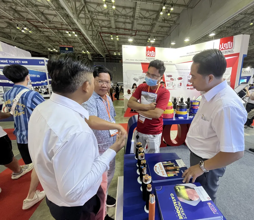 Khách tham quan trao đổi cùng doanh nghiệp sản xuất dây cáp điện