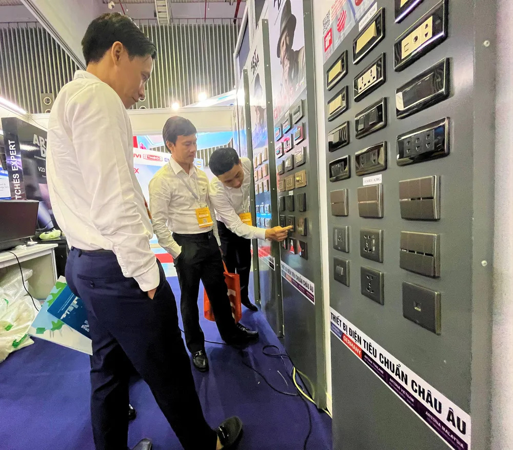 Khách tham quan tìm hiểu về công tắc thiết bị điện