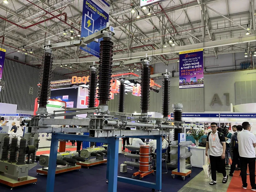 Thiết bị điện phục vụ đường dây cao thế, trung thế được doanh nghiệp mang đến triển lãm quảng bá