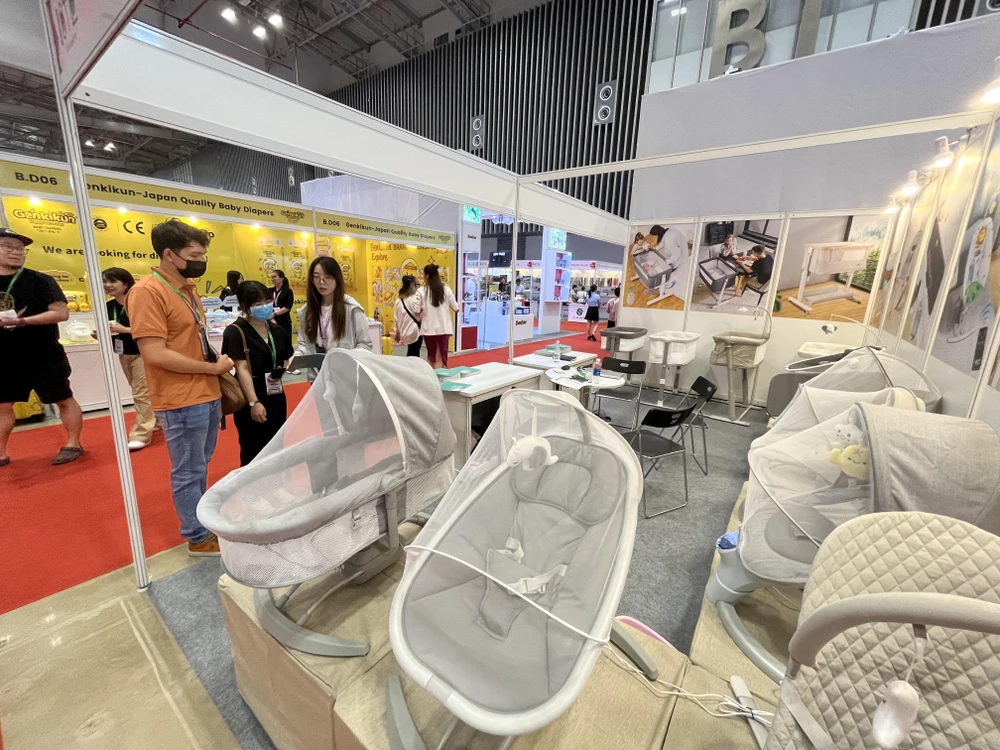 Gian hàng xe nôi trẻ em được khách tham quan triển lãm quan tâm Gian hàng xe nôi trẻ em được khách tham quan triển lãm quan tâm