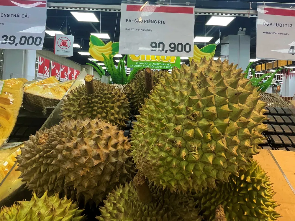 Sầu riêng Ri6 đang bán ở siêu thị giá 90.900 đồng/kg. Ảnh: TÚ UYÊN Sầu riêng Ri6 đang bán ở siêu thị giá 90.900 đồng/kg. Ảnh: TÚ UYÊN
