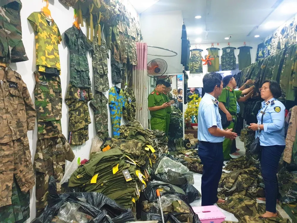 Đội QLTT số 18 phối hợp lực lượng chức năng huyện Hóc Môn kiểm tra cửa hàng bán quần áo có họa tiết rằn ri không có hóa đơn chứng từ. ẢNH: Cục QLTT TP.HCM