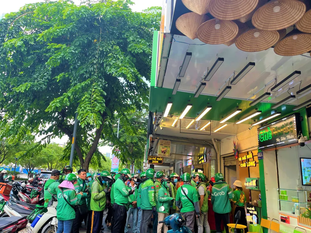 Bảy tháng năm 2023, doanh thu dịch vụ ăn uống đạt hơn 60.000 tỉ đồng và giá dịch vụ ăn uống ngoài gia đình tăng cao. ẢNH: TÚ UYÊN