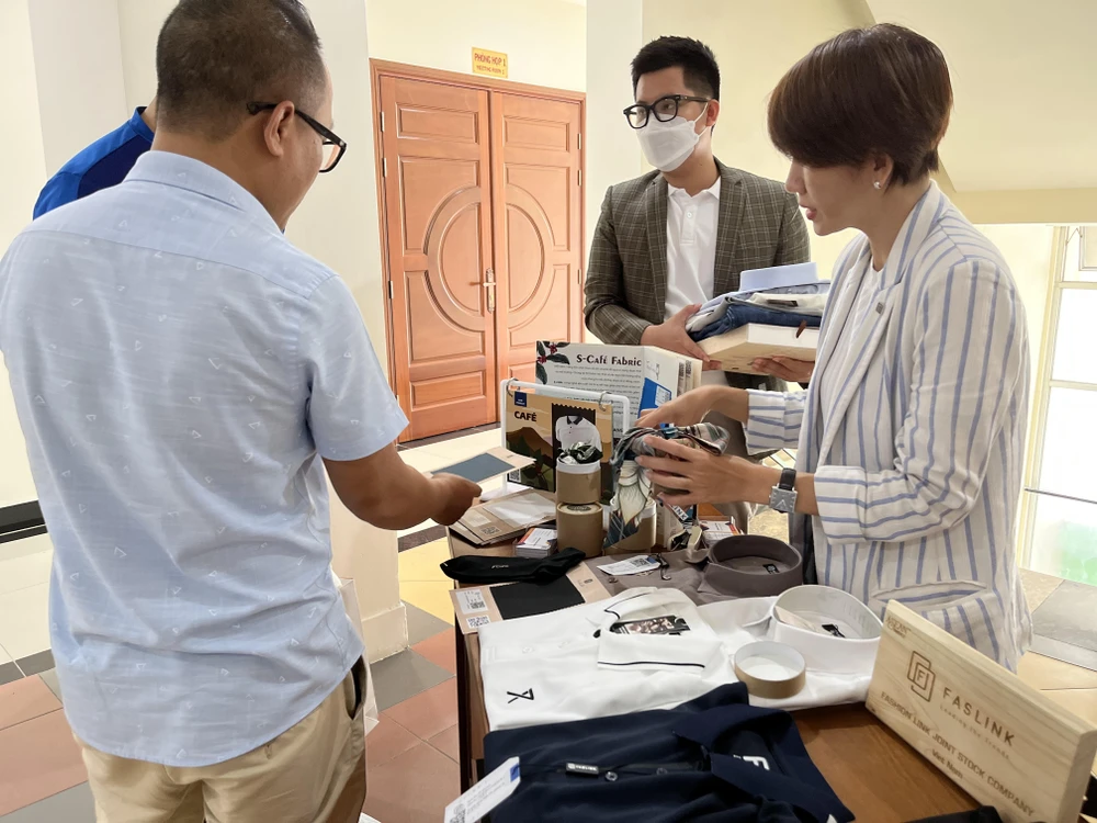 Sản phẩm thời trang làm từ bã cà phê. ẢNH: TÚ UYÊN