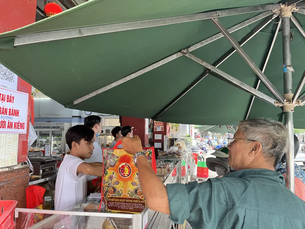Người tiêu dùng mua bánh trung thu sớm tại một cửa hàng ở quận 1 TP.HCM. ẢNH: TÚ UYÊN Người tiêu dùng mua bánh trung thu sớm tại một cửa hàng ở quận 1 TP.HCM. ẢNH: TÚ UYÊN