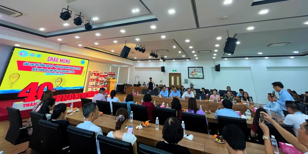 Các doanh nghiệp cùng trao đổi tại buổi làm việc. ẢNH: TÚ UYÊN