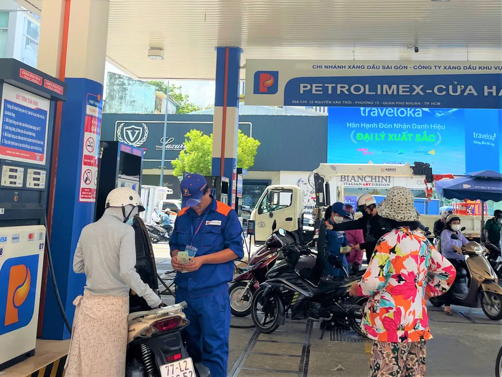 Tháng 7 Việt Nam chi 790 triệu USD nhập khẩu xăng dầu các loại. ẢNH: TÚ UYÊN