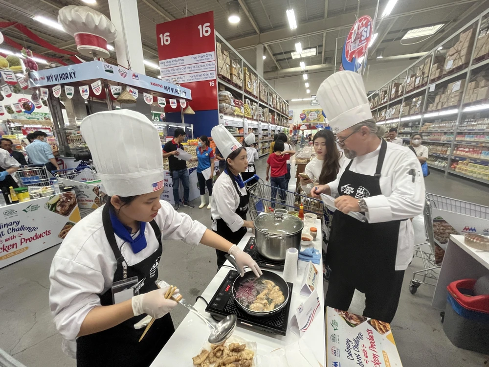 Đầu bếp bán chuyên tham gia cuộc thi là sinh viên, học sinh các trường đại học, trung tâm đào tạo nghề. Đầu bếp bán chuyên tham gia cuộc thi là sinh viên, học sinh các trường đại học, trung tâm đào tạo nghề.