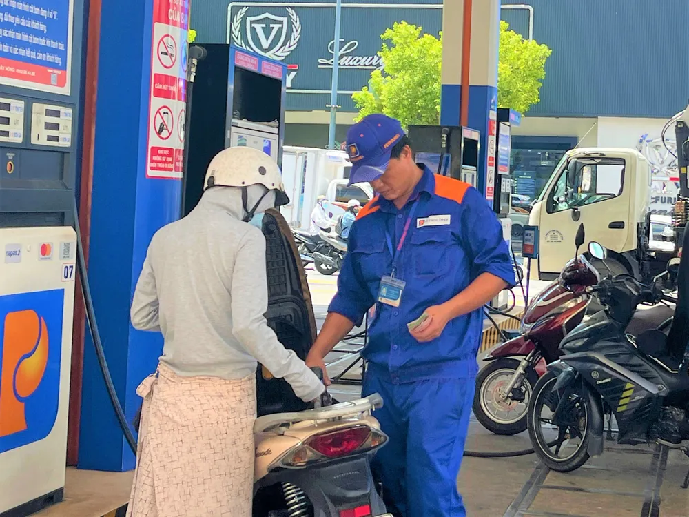 Cử tri kiến nghị giảm thuế, phí xăng dầu: Bộ Tài chính nói gì? ảnh 1