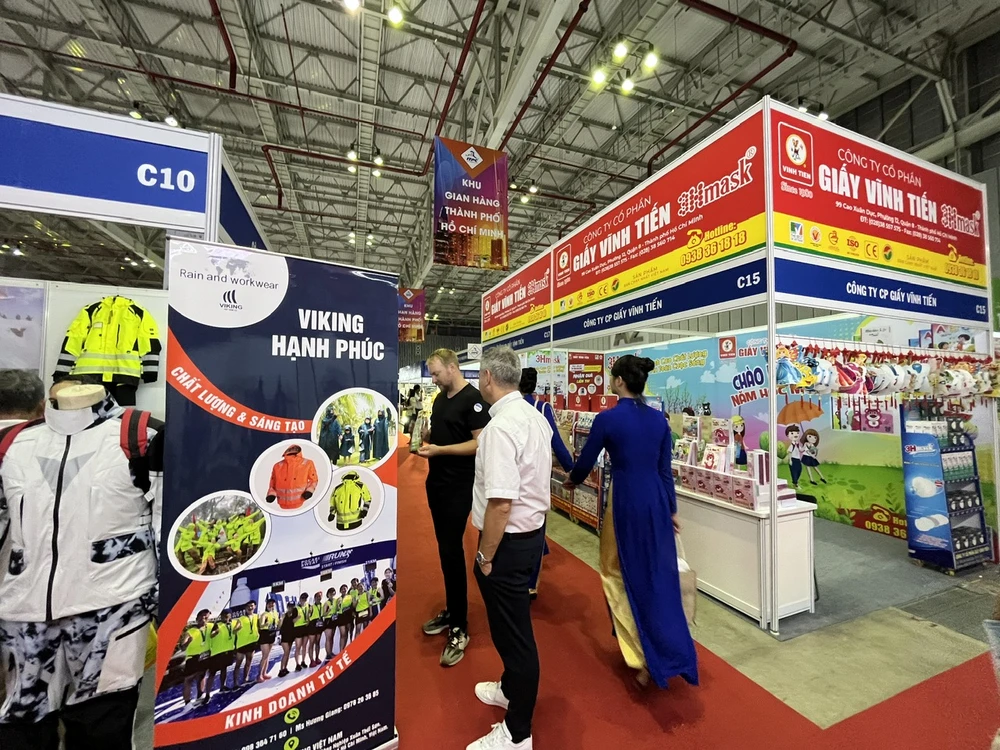 Nhà máy của công ty may mặc đạt chứng nhận xanh tham gia quảng bá sản phẩm tại hội chợ